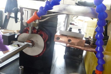 Dispositivo de soldadura que funde el conductor caliente